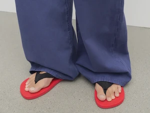 The Row, Brand Fashion Kembar Olsen Rilis Sandal Jepit Karet Rp 11,6 Juta