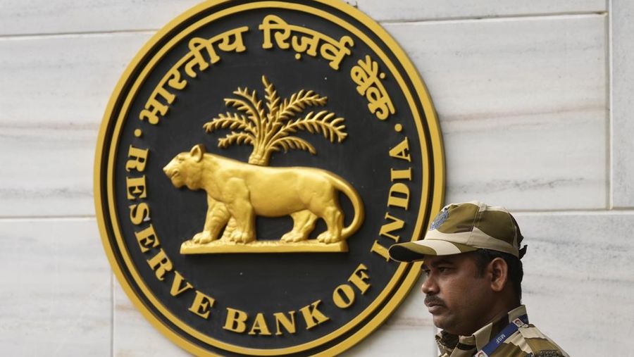 Seorang petugas keamanan berdiri di samping catatan Bank Sentral India (RBI) di kantor pusat RBI di Mumbai, India, Kamis, 10 Agustus 2023. (AP Photo/Rajanish Kakade/File Foto)