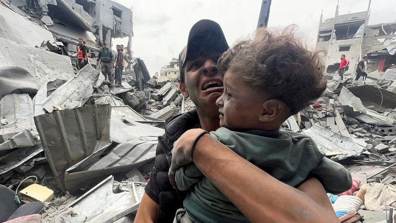 Suasana reruntuhan di lokasi serangan Israel terhadap sebuah rumah, di Deir Al-Balah di Jalur Gaza bagian tengah pada 8 April 2025. (REUTERS/Ramadan Abed)
