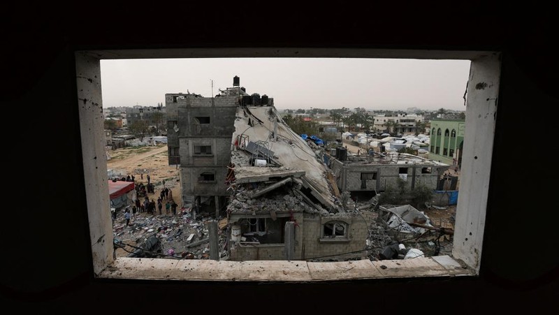 Suasana reruntuhan di lokasi serangan Israel terhadap sebuah rumah, di Deir Al-Balah di Jalur Gaza bagian tengah pada 8 April 2025. (REUTERS/Ramadan Abed)