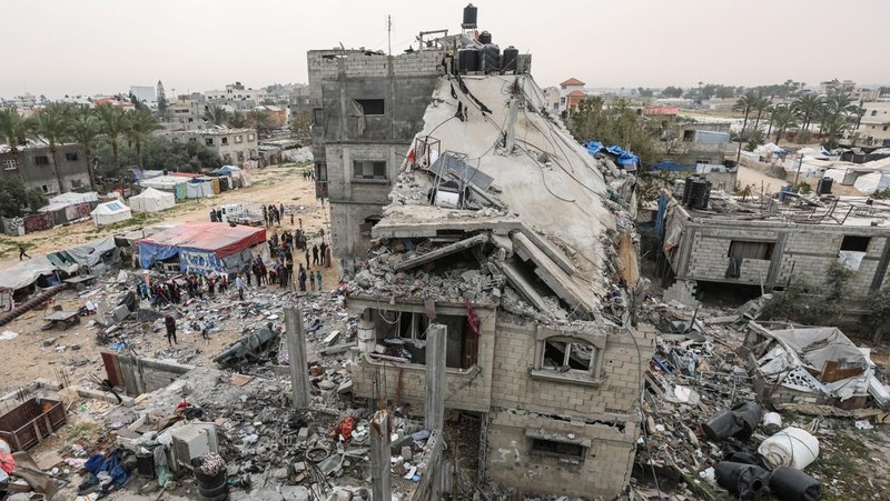 Suasana reruntuhan di lokasi serangan Israel terhadap sebuah rumah, di Deir Al-Balah di Jalur Gaza bagian tengah pada 8 April 2025. (REUTERS/Ramadan Abed)
