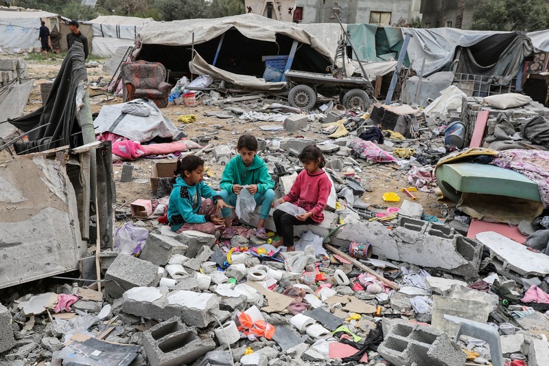 Suasana reruntuhan di lokasi serangan Israel terhadap sebuah rumah, di Deir Al-Balah di Jalur Gaza bagian tengah pada 8 April 2025. (REUTERS/Ramadan Abed) Suasana reruntuhan di lokasi serangan Israel terhadap sebuah rumah, di Deir Al-Balah di Jalur Gaza bagian tengah pada 8 April 2025. (REUTERS/Ramadan Abed)