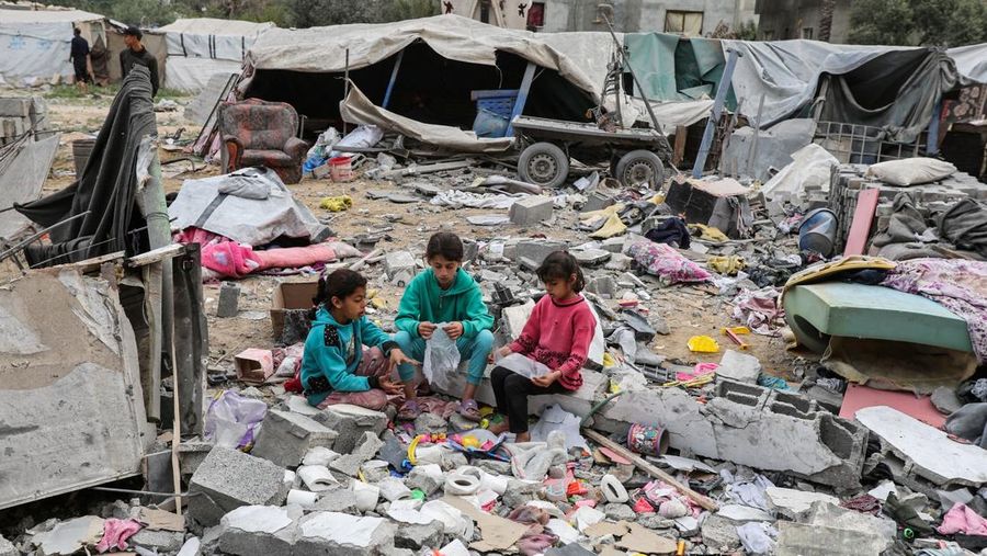 Suasana reruntuhan di lokasi serangan Israel terhadap sebuah rumah, di Deir Al-Balah di Jalur Gaza bagian tengah pada 8 April 2025. (REUTERS/Ramadan Abed)
