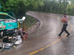 Truk Kayu dan Tronton Tabrakan di TTS, Sopir Patah Tulang
