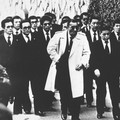 Anggota organisasi Yakuza Yamaguchi-gumi menghadiri upacara peringatan untuk pemimpin mereka, Masahisa Takenaka, di Kobe, Honshu, 15 Desember 1988. (AP/HO/Asahi Shimbun)