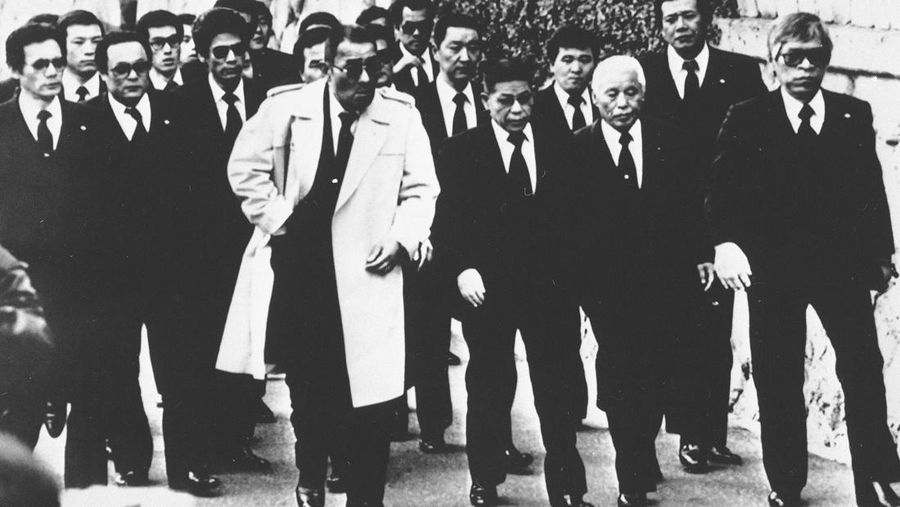 Anggota organisasi Yakuza Yamaguchi-gumi menghadiri upacara peringatan untuk pemimpin mereka, Masahisa Takenaka, di Kobe, Honshu, 15 Desember 1988. (AP/HO/Asahi Shimbun)