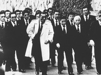 Anggota organisasi Yakuza Yamaguchi-gumi menghadiri upacara peringatan untuk pemimpin mereka, Masahisa Takenaka, di Kobe, Honshu, 15 Desember 1988. (AP/HO/Asahi Shimbun)