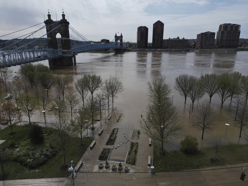 Banjir akibat Sungai Ohio meluap, Rabu, (9/4/2025) di Cincinnati, Amerika Serikat. (AP/Carolyn Kaster) Banjir akibat Sungai Ohio meluap, Rabu, (9/4/2025) di Cincinnati, Amerika Serikat. (AP/Carolyn Kaster)