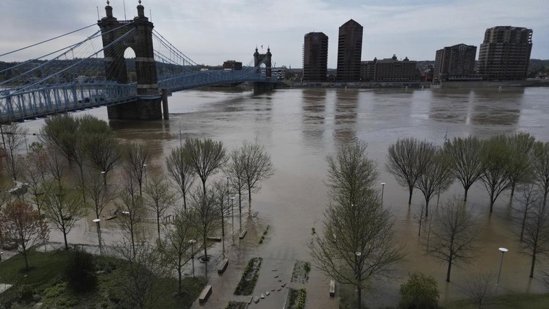 Banjir akibat Sungai Ohio meluap, Rabu, (9/4/2025) di Cincinnati, Amerika Serikat. (AP/Carolyn Kaster)
