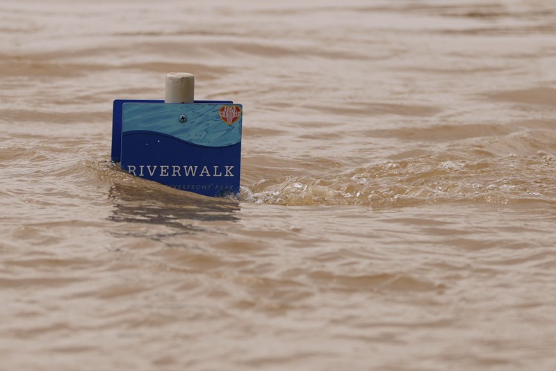 Banjir akibat Sungai Ohio meluap, Rabu, (9/4/2025) di Cincinnati, Amerika Serikat. (AP/Carolyn Kaster)
