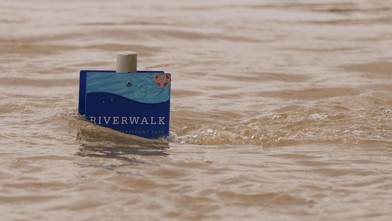 Banjir akibat Sungai Ohio meluap, Rabu, (9/4/2025) di Cincinnati, Amerika Serikat. (AP/Carolyn Kaster)