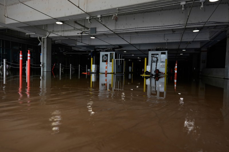Banjir akibat Sungai Ohio meluap, Rabu, (9/4/2025) di Cincinnati, Amerika Serikat. (AP/Carolyn Kaster) Banjir akibat Sungai Ohio meluap, Rabu, (9/4/2025) di Cincinnati, Amerika Serikat. (AP/Carolyn Kaster)