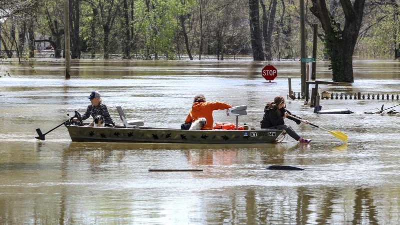 Banjir akibat Sungai Ohio meluap, Rabu, (9/4/2025) di Cincinnati, Amerika Serikat. (AP/Carolyn Kaster)