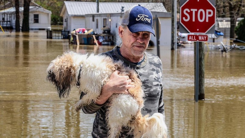 Banjir akibat Sungai Ohio meluap, Rabu, (9/4/2025) di Cincinnati, Amerika Serikat. (AP/Carolyn Kaster)