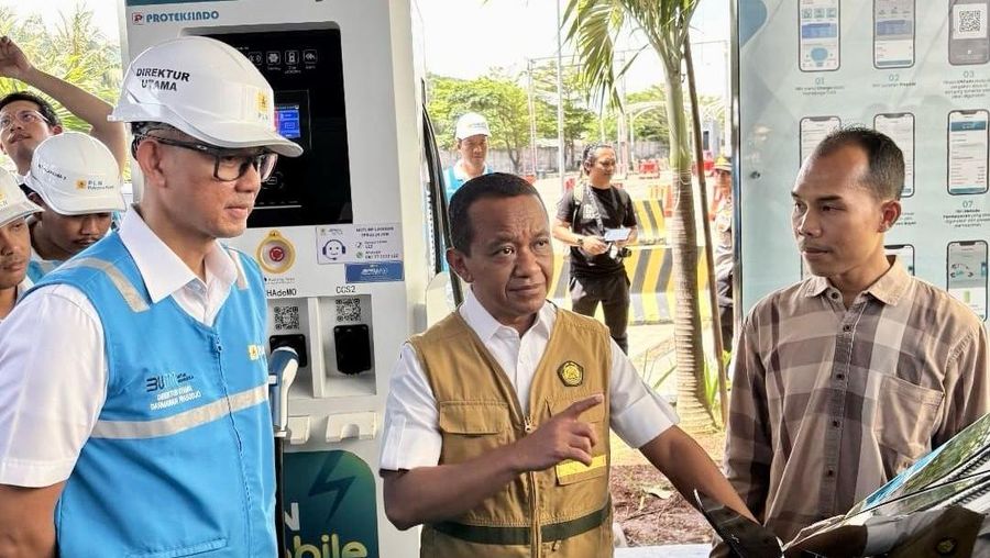 Direktur Utama PLN, Darmawan Prasodjo (kiri) mendampingi Menteri ESDM, Bahlil Lahadalia (tengah) saat melakukan peninjauan SPKLU Pelabuhan Merak, Banten. (Dok. PT PLN (Persero))