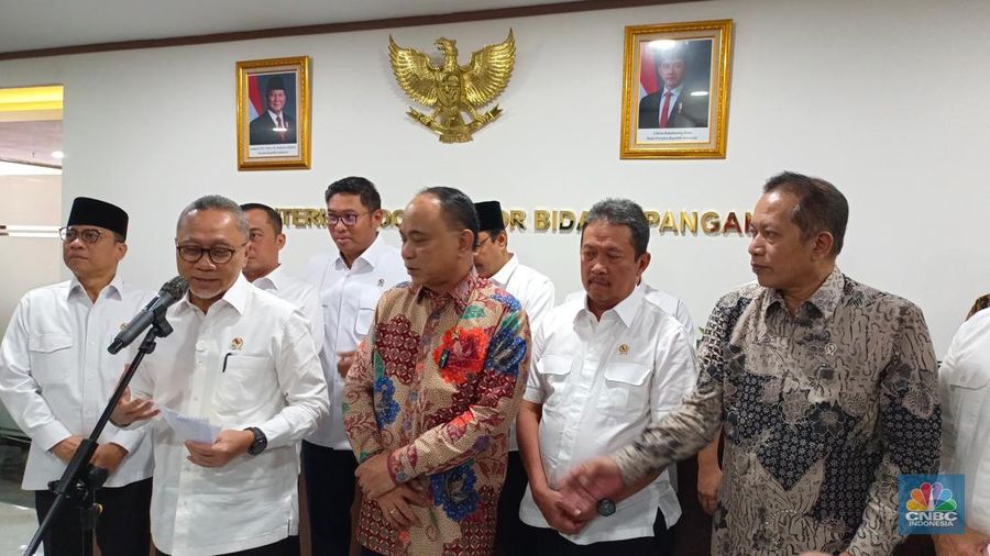 (kiri-kanan) Menko Pangan Zulkifli Hasan, Menteri Koperasi Budi Arie Setiadi, Menteri KP Sakti Wahyu Trenggono saat jumpers usai mengadakan rapat koordinasi di kantor Kemenko Pangan, Jakarta, Kamis (10/4/2025). (CNBC Indonesia/Martyasar Rizky)