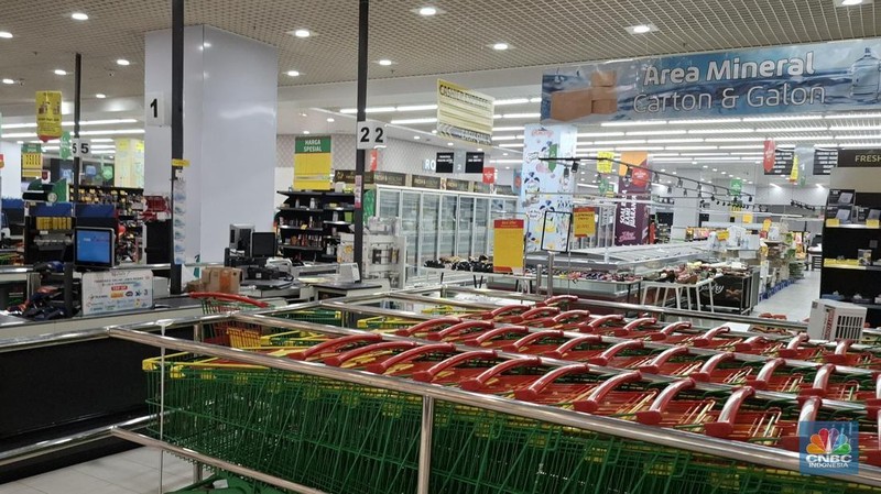 Suasana toko ritel Lulu Hypermarket di kawasan Cakung, Jakarta, Kamis (10/4/2025). Sejak beberapa waktu lalu terdengar kabar Lulu Hypermarket segera tutup. (CNBC Indonesia/Faisal Rahman)
