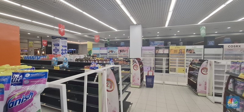 Suasana toko ritel Lulu Hypermarket di kawasan Cakung, Jakarta, Kamis (10/4/2025). Sejak beberapa waktu lalu terdengar kabar Lulu Hypermarket segera tutup. Suasana toko ritel Lulu Hypermarket di kawasan Cakung, Jakarta, Kamis (10/4/2025). Sejak beberapa waktu lalu terdengar kabar Lulu Hypermarket segera tutup. (CNBC Indonesia/Faisal Rahman)