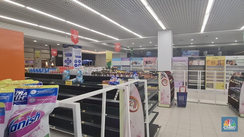 Suasana toko ritel Lulu Hypermarket di kawasan Cakung, Jakarta, Kamis (10/4/2025). Sejak beberapa waktu lalu terdengar kabar Lulu Hypermarket segera tutup. (CNBC Indonesia/Faisal Rahman)