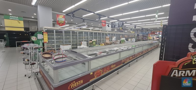Suasana toko ritel Lulu Hypermarket di kawasan Cakung, Jakarta, Kamis (10/4/2025). Sejak beberapa waktu lalu terdengar kabar Lulu Hypermarket segera tutup. (CNBC Indonesia/Faisal Rahman)