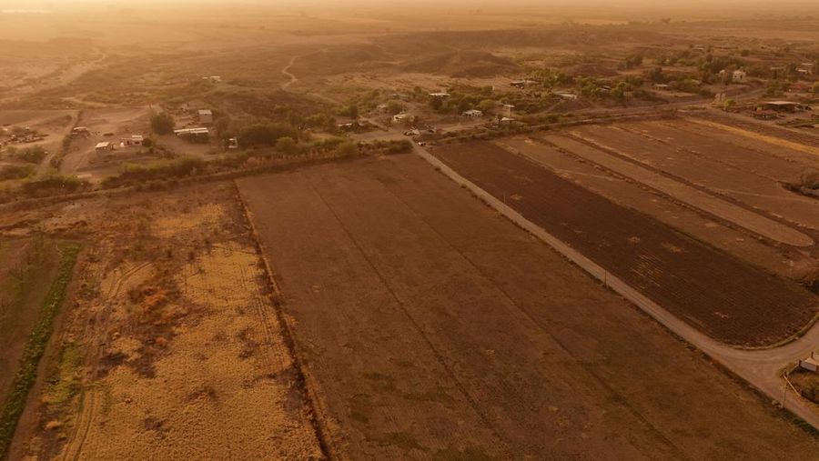 Pemandangan drone menunjukkan ladang kering yang biasanya digunakan untuk menanam alfalfa atau bawang, saat Meksiko berpendapat bahwa kekeringan bersejarah yang dipicu oleh perubahan iklim membuat pemenuhan komitmen airnya kepada Amerika Serikat berdasarkan perjanjian tahun 1944 tidak mungkin dilakukan, di Julimes, Meksiko, 4 April 2025. (REUTERS/Jose Luis Gonzalez)
