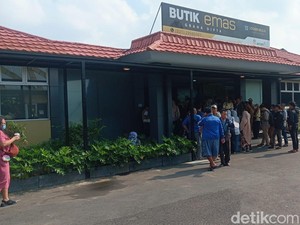Antrean Beli Emas di Butik Antam Pulogadung Membludak!