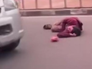 Heboh Pemuda di Palembang Berguling di Atas Jembatan Ampera