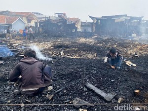 Kobaran Api yang Hanguskan 45 Jongko dan 3 Rumah Warga di Sukahaji