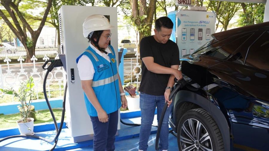 Pengguna mobil listrik, Sandy (kanan) yang melakukan mudik dari Kota Pontianak ke Kabupaten Sintang, Kalimantan Barat melakukan pengisian daya di SPKLU PLN UP3 Pontianak didampingi General Manager PLN UID Kalimantan Barat, Joice Lanny Wantania (kiri). (Dok. PT PLN Persero))
