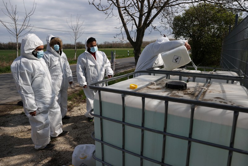 Penyemprotan disinfektan saat wabah penyakit kaki dan mulut merebak di perbatasan Austria-Hongaria, di Nickelsdorf, Austria, 10 April 2025. (REUTERS/Bernadett Szabo)
