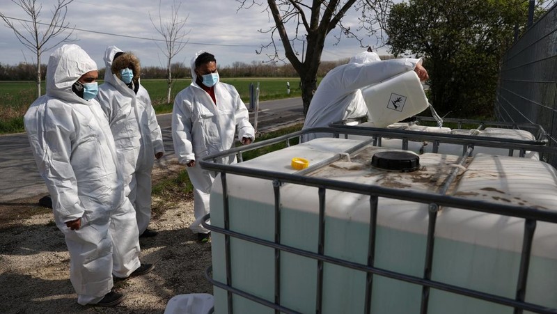 Penyemprotan disinfektan saat wabah penyakit kaki dan mulut merebak di perbatasan Austria-Hongaria, di Nickelsdorf, Austria, 10 April 2025. (REUTERS/Bernadett Szabo)