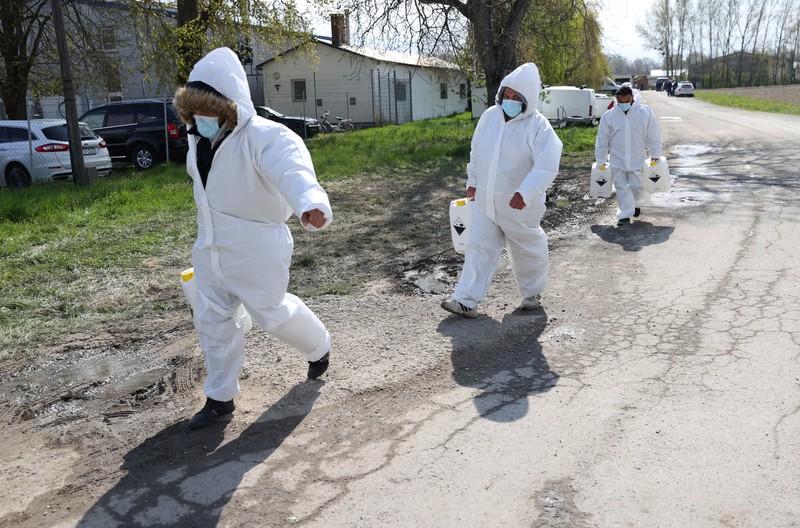 Penyemprotan disinfektan saat wabah penyakit kaki dan mulut merebak di perbatasan Austria-Hongaria, di Nickelsdorf, Austria, 10 April 2025. (REUTERS/Bernadett Szabo) Penyemprotan disinfektan saat wabah penyakit kaki dan mulut merebak di perbatasan Austria-Hongaria, di Nickelsdorf, Austria, 10 April 2025. (REUTERS/Bernadett Szabo)