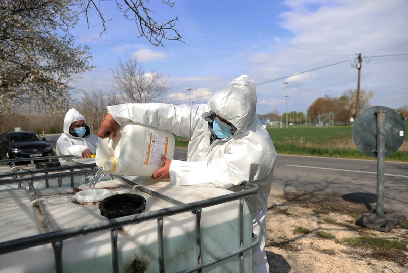 Penyemprotan disinfektan saat wabah penyakit kaki dan mulut merebak di perbatasan Austria-Hongaria, di Nickelsdorf, Austria, 10 April 2025. (REUTERS/Bernadett Szabo) Penyemprotan disinfektan saat wabah penyakit kaki dan mulut merebak di perbatasan Austria-Hongaria, di Nickelsdorf, Austria, 10 April 2025. (REUTERS/Bernadett Szabo)