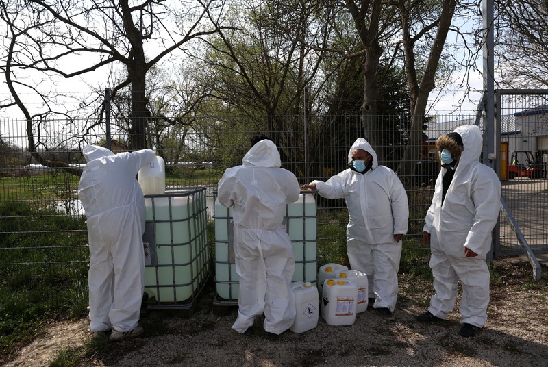 Penyemprotan disinfektan saat wabah penyakit kaki dan mulut merebak di perbatasan Austria-Hongaria, di Nickelsdorf, Austria, 10 April 2025. (REUTERS/Bernadett Szabo) Penyemprotan disinfektan saat wabah penyakit kaki dan mulut merebak di perbatasan Austria-Hongaria, di Nickelsdorf, Austria, 10 April 2025. (REUTERS/Bernadett Szabo)