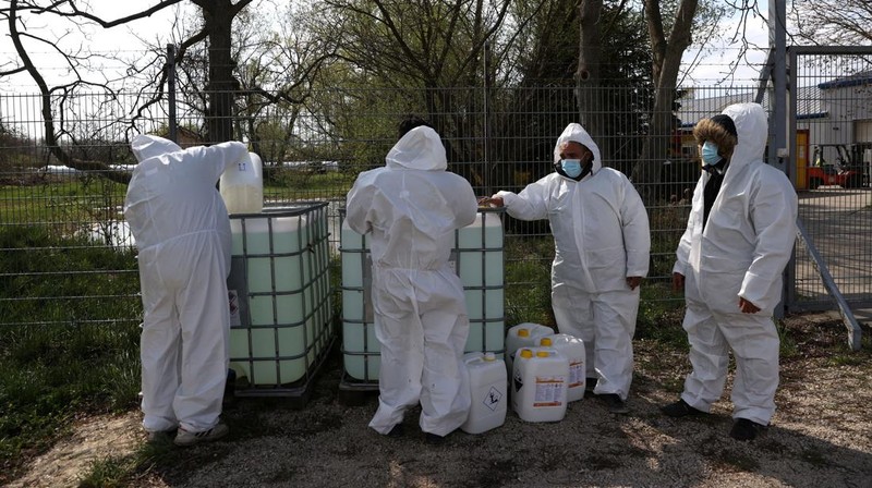 Penyemprotan disinfektan saat wabah penyakit kaki dan mulut merebak di perbatasan Austria-Hongaria, di Nickelsdorf, Austria, 10 April 2025. (REUTERS/Bernadett Szabo)