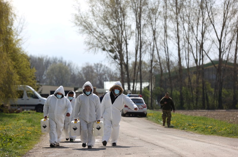 Penyemprotan disinfektan saat wabah penyakit kaki dan mulut merebak di perbatasan Austria-Hongaria, di Nickelsdorf, Austria, 10 April 2025. (REUTERS/Bernadett Szabo)
