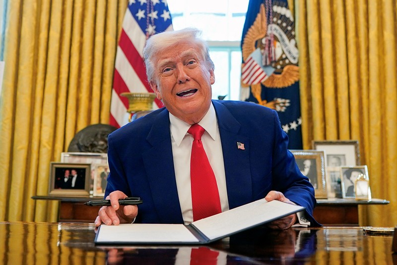Presiden AS Donald Trump berbicara saat menandatangani perintah eksekutif dan proklamasi di Ruang Oval di Gedung Putih di Washington, D.C., AS, 9 April 2025. (REUTERS/Nathan Howard)