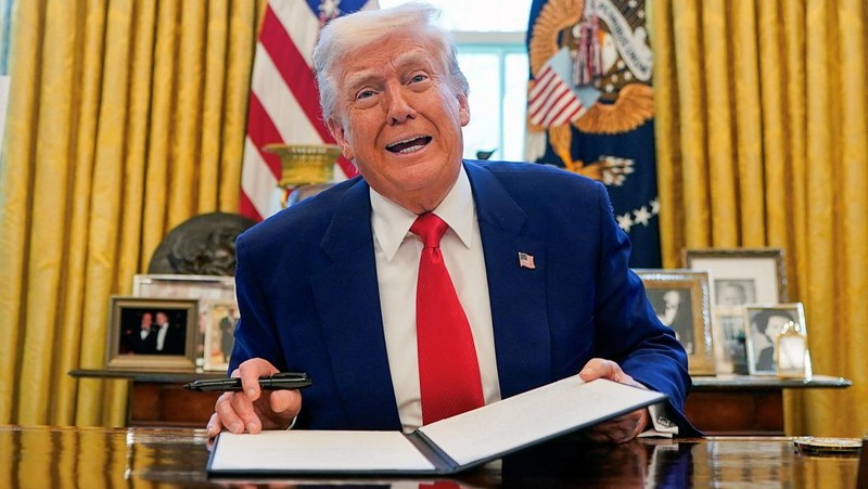 Presiden AS Donald Trump berbicara saat menandatangani perintah eksekutif dan proklamasi di Ruang Oval di Gedung Putih di Washington, D.C., AS, 9 April 2025. (REUTERS/Nathan Howard)