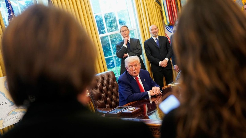 Presiden AS Donald Trump berbicara saat menandatangani perintah eksekutif dan proklamasi di Ruang Oval di Gedung Putih di Washington, D.C., AS, 9 April 2025. (REUTERS/Nathan Howard)