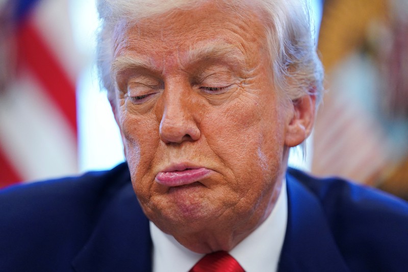 Presiden AS Donald Trump berbicara saat menandatangani perintah eksekutif dan proklamasi di Ruang Oval di Gedung Putih di Washington, D.C., AS, 9 April 2025. (REUTERS/Nathan Howard)