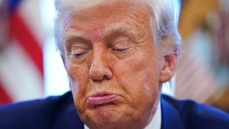 Presiden AS Donald Trump berbicara saat menandatangani perintah eksekutif dan proklamasi di Ruang Oval di Gedung Putih di Washington, D.C., AS, 9 April 2025. (REUTERS/Nathan Howard)