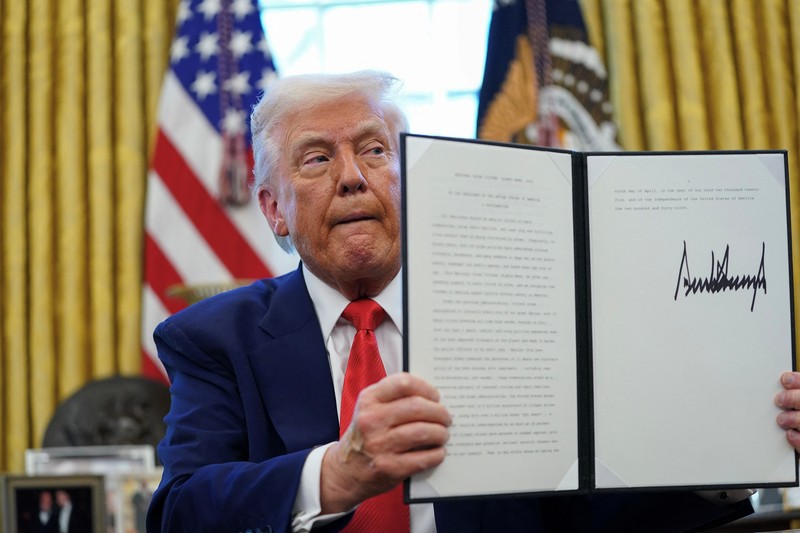 Presiden AS Donald Trump berbicara saat menandatangani perintah eksekutif dan proklamasi di Ruang Oval di Gedung Putih di Washington, D.C., AS, 9 April 2025. Presiden AS Donald Trump berbicara saat menandatangani perintah eksekutif dan proklamasi di Ruang Oval di Gedung Putih di Washington, D.C., AS, 9 April 2025. (REUTERS/Nathan Howard)