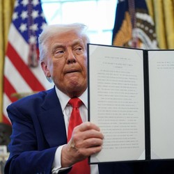 Tok! Trump Teken Perintah Eksekutif Bantu Otomotif dari Tarif Mencekik