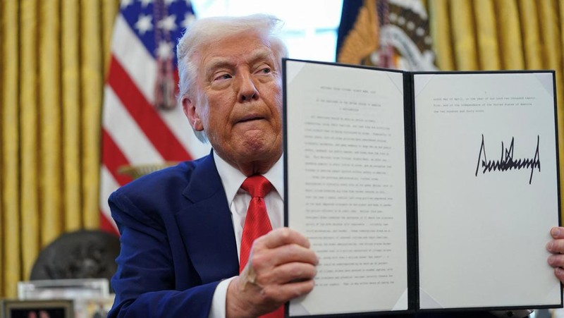Presiden AS Donald Trump berbicara saat menandatangani perintah eksekutif dan proklamasi di Ruang Oval di Gedung Putih di Washington, D.C., AS, 9 April 2025. (REUTERS/Nathan Howard)