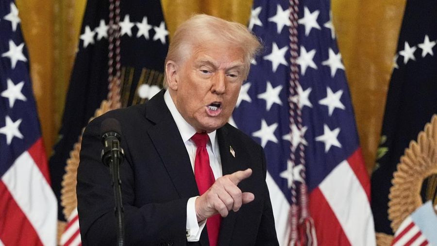 Presiden Donald Trump memberi isyarat setelah berpidato di sebuah resepsi perayaan Bulan Sejarah Perempuan di Ruang Timur Gedung Putih, Rabu, 26 Maret 2025, di Washington. Presiden Donald Trump memberi isyarat setelah berpidato di sebuah resepsi perayaan Bulan Sejarah Perempuan di Ruang Timur Gedung Putih, Rabu, 26 Maret 2025, di Washington. (AP Photo/Mark Schiefelbein)