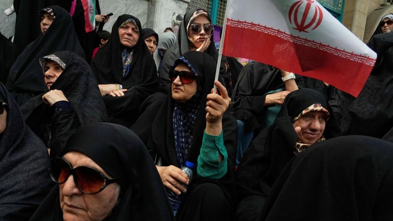 Ribuan warga Iran turun ke jalan untuk protes serangan Israel di Gaza, Rabu, 9 April 2025. (AP/Vahid Salemi)