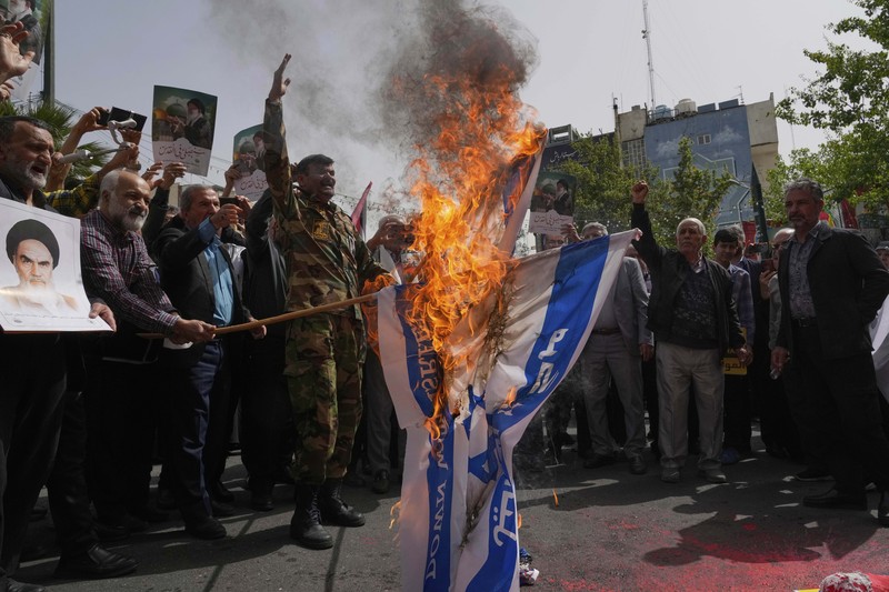 Ribuan warga Iran turun ke jalan untuk protes serangan Israel di Gaza, Rabu, 9 April 2025. (AP/Vahid Salemi) Ribuan warga Iran turun ke jalan untuk protes serangan Israel di Gaza, Rabu, 9 April 2025. (AP/Vahid Salemi)
