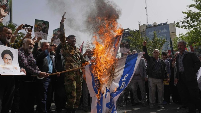Ribuan warga Iran turun ke jalan untuk protes serangan Israel di Gaza, Rabu, 9 April 2025. (AP/Vahid Salemi)