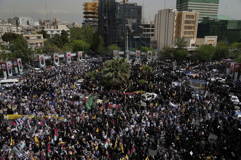 Ribuan warga Iran turun ke jalan untuk protes serangan Israel di Gaza, Rabu, 9 April 2025. (AP/Vahid Salemi) Ribuan warga Iran turun ke jalan untuk protes serangan Israel di Gaza, Rabu, 9 April 2025. (AP/Vahid Salemi)