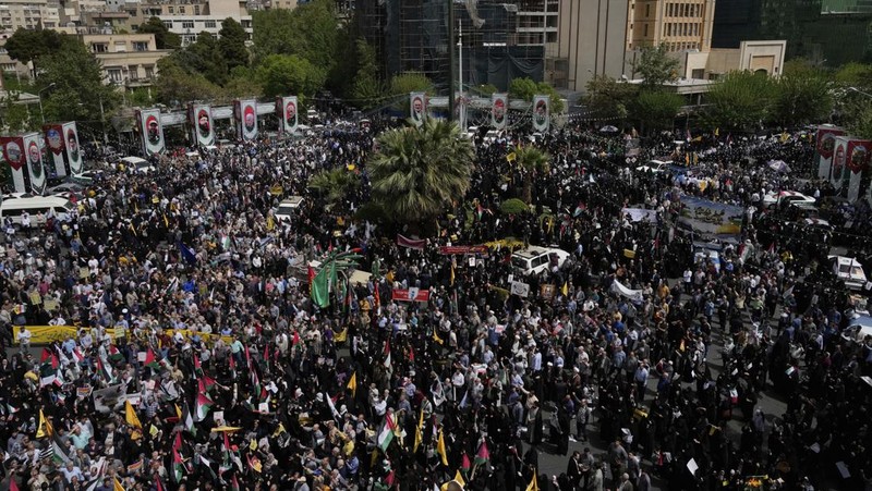 Ribuan warga Iran turun ke jalan untuk protes serangan Israel di Gaza, Rabu, 9 April 2025. (AP/Vahid Salemi)
